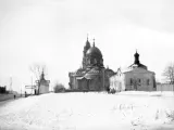 Одна з перших фотографій Свято-Озерянського храму, початок ХХ ст. На фото видно каплицю, старий та новий храми