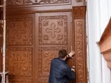 Встановлення нових вхідних дверей у Свято-Озерянському храмі. 16 квітня 2023 р.
