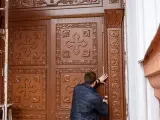 Встановлення нових вхідних дверей у Свято-Озерянському храмі. 16 квітня 2023 р.