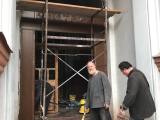 Встановлення нових вхідних дверей у Свято-Озерянському храмі. 12 квітня 2023 р.