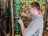 Реставрація іконостаса у Володимирському приділі Свято-Озерянського храму. Реставратори за роботою. Липень 2024 р.
