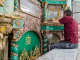 Реставрація іконостаса у Володимирському приділі Свято-Озерянського храму. Реставратори за роботою. Липень 2024 р.