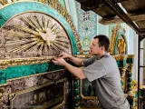 Реставрація іконостаса у Володимирському приділі Свято-Озерянського храму. Реставратори за роботою. Липень 2024 р.