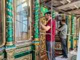 Реставрація іконостаса у Володимирському приділі Свято-Озерянського храму. Реставратори за роботою. Липень 2024 р.