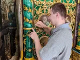 Реставрація іконостаса у Володимирському приділі Свято-Озерянського храму. Реставратори за роботою. Липень 2024 р.