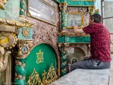 Реставрація іконостаса у Володимирському приділі Свято-Озерянського храму. Реставратори за роботою. Липень 2024 р.