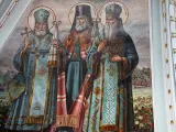 Фрагмент розпису апсиди Всіхсвятського приділу. Ікона «Святі Слобожанщини. Святитель Костянтин, митрополит Київський та Галицький; Святитель Мелетій, архиєпископ Харківський та Охтирський; Священномученик Олександр, архиєпископ Харківський». Липень 2022 року.