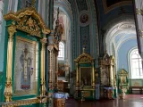 Вид від входу у Всіхсвятський приділ Свято-Озерянського храму. Липень 2022 року.