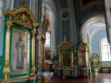 Вид від входу у Всіхсвятський приділ Свято-Озерянського храму. Липень 2022 року.
