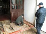 Ремонт полов в притворе Свято-Озерянского храма, демонтаж старого покрытия. Ноябрь 2021 г.