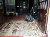 Ремонт полов в притворе Свято-Озерянского храма, демонтаж старого покрытия. Ноябрь 2021 г.