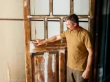 Реставрація дверей у притворі Святоозерської церкви. Роботи розпочато у березні 2022 року. Фото липня 2022 року.