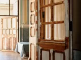 Реставрація дверей у притворі Святоозерської церкви. Роботи розпочато у березні 2022 року. Фото липня 2022 року.