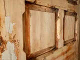 Реставрація дверей у притворі Святоозерської церкви. Роботи розпочато у березні 2022 року. Фото липня 2022 року.