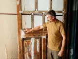 Реставрація дверей у притворі Святоозерської церкви. Роботи розпочато у березні 2022 року. Фото липня 2022 року.