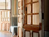 Реставрація дверей у притворі Святоозерської церкви. Роботи розпочато у березні 2022 року. Фото липня 2022 року.