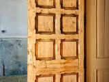 Реставрація дверей у притворі Святоозерської церкви. Роботи розпочато у березні 2022 року. Фото липня 2022 року.