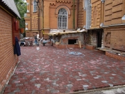 Укладка плитки во дворе храма