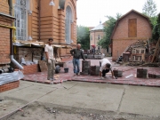 Укладка плитки во дворе храма