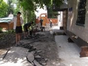 Укладка плитки во дворе храма