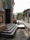 Укладка плитки во дворе храма