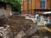Укладка плитки во дворе храма