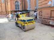 Укладка плитки во дворе храма