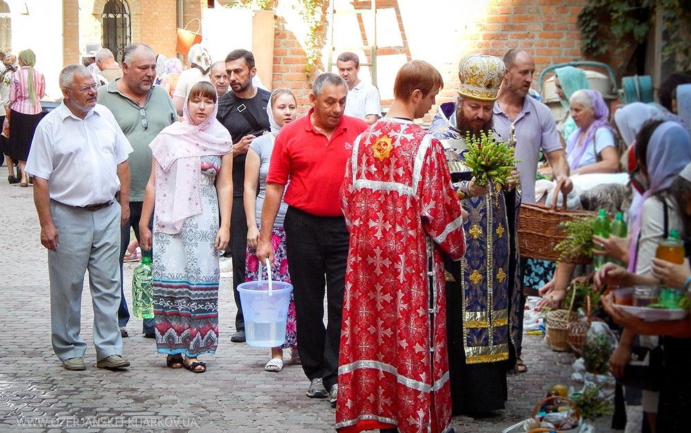 Певчие нижнего клироса исполняют праздничные песнопения во время освящения плодов настоятелем архимандритом Никодимом Певчие нижнего клироса исполняют праздничные песнопения во время освящения плодов настоятелем архимандритом Никодимом