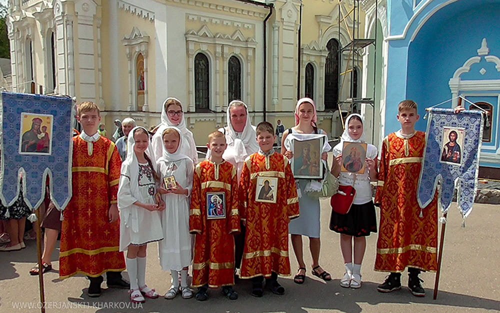 Крестный ход с участием детей. Собор святых слободского края. 1 июня 2019 г. Крестный ход с участием детей. Собор святых слободского края. 1 июня 2019 г.