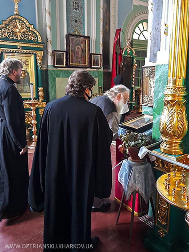 Архієпископ Петро (Лукьянов) перед іконою святого Іоанна Шанхайського у Свято-Озерянськму храмі м. Харкова, 1 жовтня 2021 р.