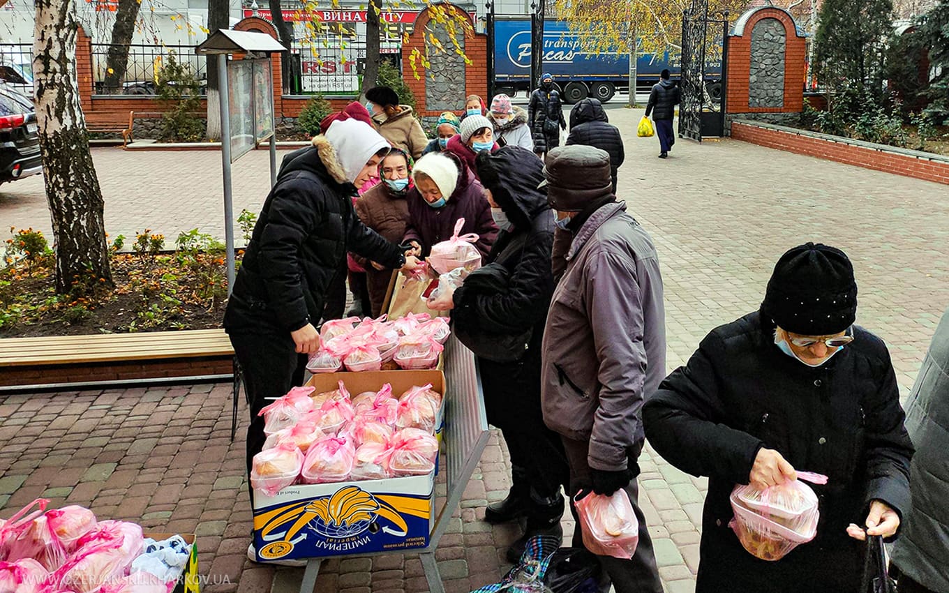Раздача благотворительных обедов во дворе Свято-Озерянского храма, Озерянской иконы Божией Матери, 12 ноября 2021 г. Раздача благотворительных обедов во дворе Свято-Озерянского храма, Озерянской иконы Божией Матери, 12 ноября 2021 г.