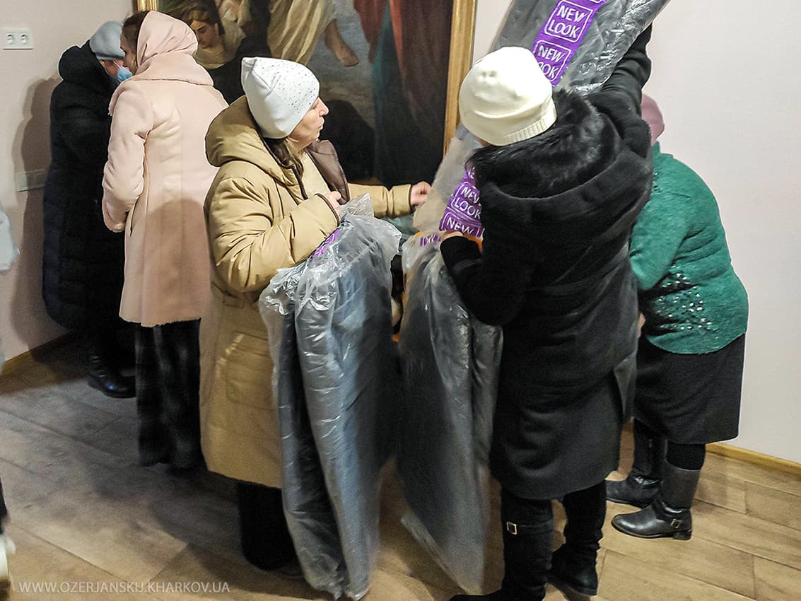 Благотворительная раздача одежды в общине Свято-Озерянского храма, 12 декабря 2021 г. Благотворительная раздача одежды в общине Свято-Озерянского храма, 12 декабря 2021 г.