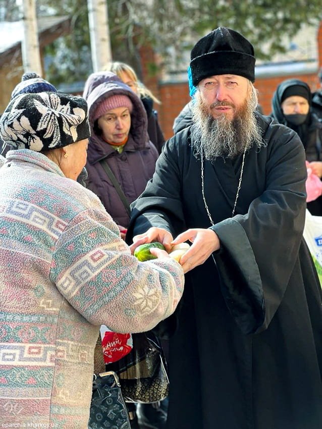 Свято-Озерянский храм, Седмица 2-я Великого поста, 16 марта 2022 г. Настоятель архимандрит Никодим (Сылко) раздает продукты нуждающимся харьковчанам. 