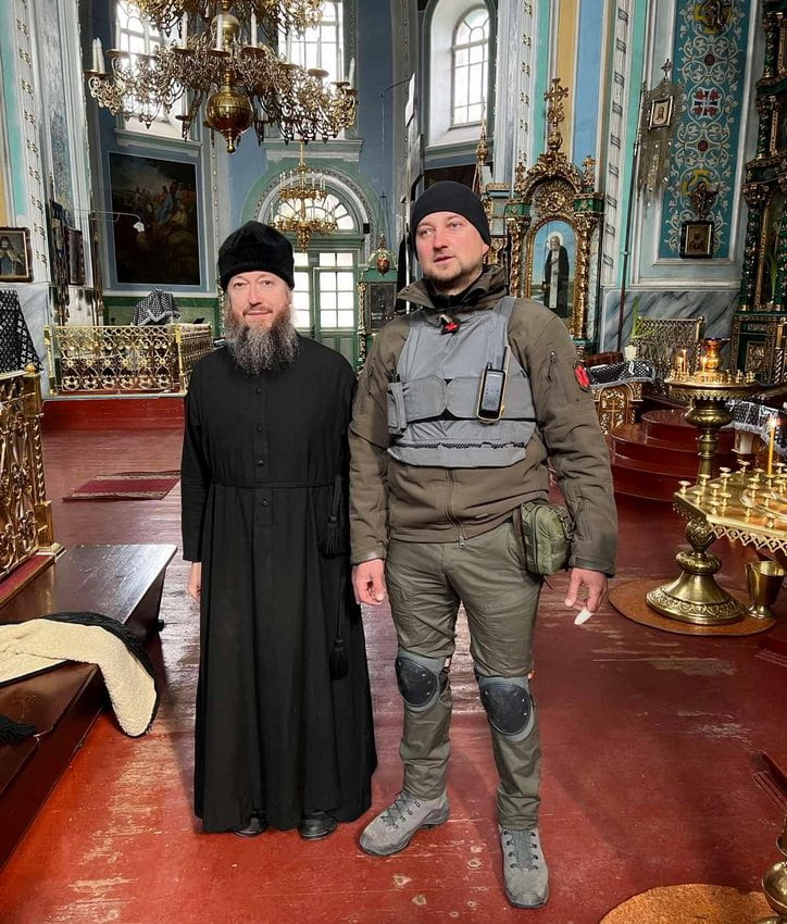 Настоятель Архимандрит Никодим (Сылко) и художник-реставратор Кирилл Чеботов в Свято-Озерянском храме. Понедельник 5ой седмицы Великого поста; 4 апреля 2022 г. Настоятель Архимандрит Никодим (Сылко) и художник-реставратор Кирилл Чеботов в Свято-Озерянском храме. Понедельник 5ой седмицы Великого поста; 4 апреля 2022 г.