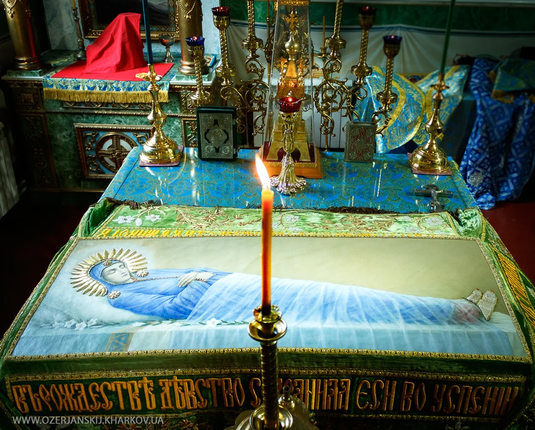 Свято-Озерянський храм, Успіння Божої Матері; 27 серпня 2023 р. Всенічне бдіння напередодні свята. Плащаниця Божої Матері у вівтарі Свято-Озерянський храм, Успіння Божої Матері; 27 серпня 2023 р. Всенічне бдіння напередодні свята. Плащаниця Божої Матері у вівтарі