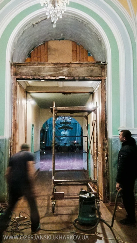 Реставрація внутрішніх дверей притвору Свято-Озерянського храму, підготовка до встановлення 