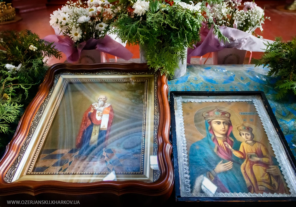 Ікони святителя Амвросія Медіоланського та Озерянська Божої Матері у Свято-Озерянському храмі Ікони святителя Амвросія Медіоланського та Озерянська Божої Матері у Свято-Озерянському храмі